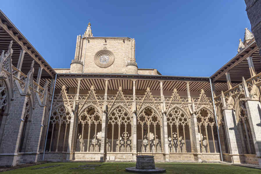 Pamplona 028 - catedral de Santa María la Real - claustro.jpg
